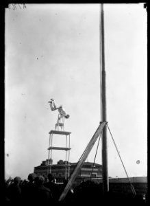 Johnnie Reynolds, human and daredevil extraordinary, picked one of Washington's coldest days to do his hair-raising stunts LCCN2016887087