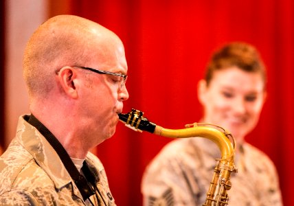 Joint Base commander visits the US Air Force Band 140930-N-WY366-371
