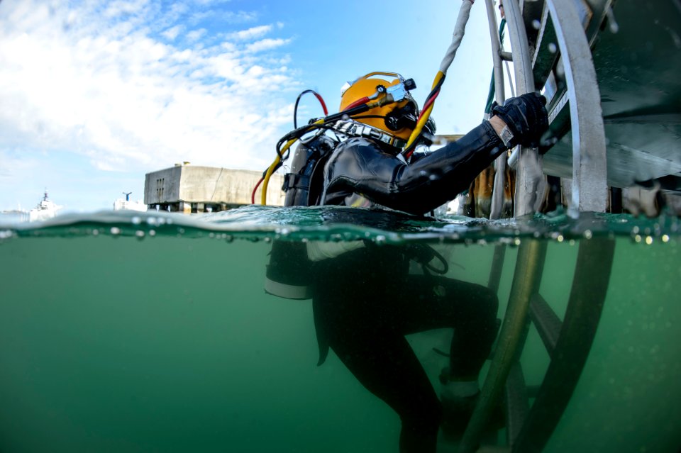 Joint UCT Diver Training 150113-N-YD328-053
