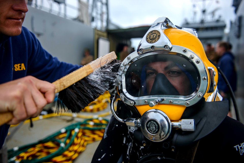 Joint UCT Diver Training 150116-N-YD328-079