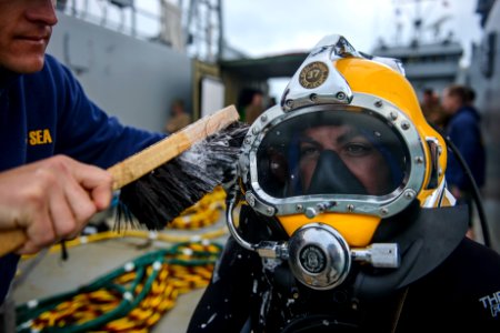Joint UCT Diver Training 150116-N-YD328-079