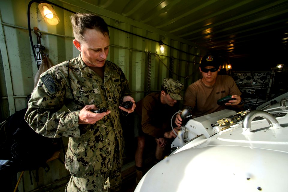 Joint UCT Diver Training 150117-N-YD328-120