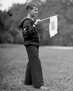 Jonathan W. Daniels at age 13 with semaphore flag, DANIELS, FRANK A. SON OF JOSEPHUS DANIELS. RIGHT, WITH BROTHER JONATHAN DANIELS LCCN2016864851 (cropped)