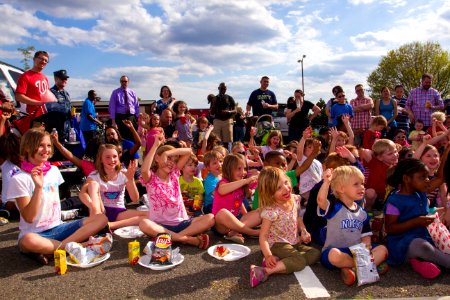 Joint Base Fun Day 140502-N-WY366-106