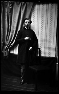 Jongeman ten voeten uit, staand naast stoel, 1860-1870 (max res)