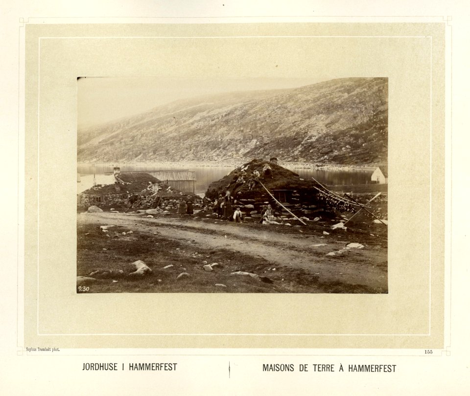 Jordhuset i Hammerfest. Ungeflokk sitter på taket. Stativer til tørking - Norsk folkemuseum - NF.15006-149