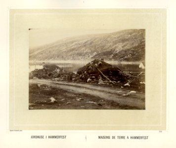 Jordhuset i Hammerfest. Ungeflokk sitter på taket. Stativer til tørking - Norsk folkemuseum - NF.15006-149
