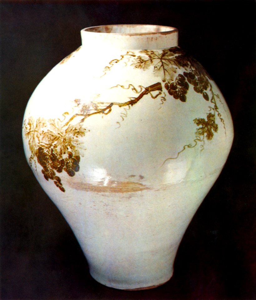 Joseon porcelain pot to draw pattern of grapes wtith Iron oxide