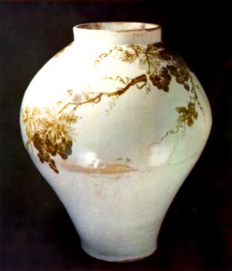 Joseon porcelain pot to draw pattern of grapes wtith Iron oxide