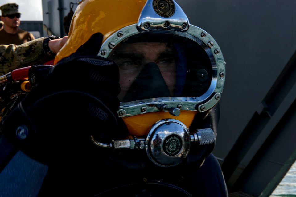 Joint UCT diver training 150111-N-YD328-059