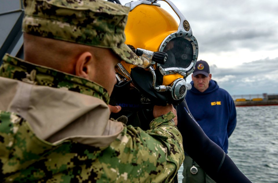 Joint UCT Diver Training 150116-N-YD328-121