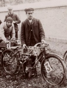Joseph Collomb vainqueur sur Magali de la catégorie Motocyclettes ⅓ de litre, à la côte de Gaillon 1904