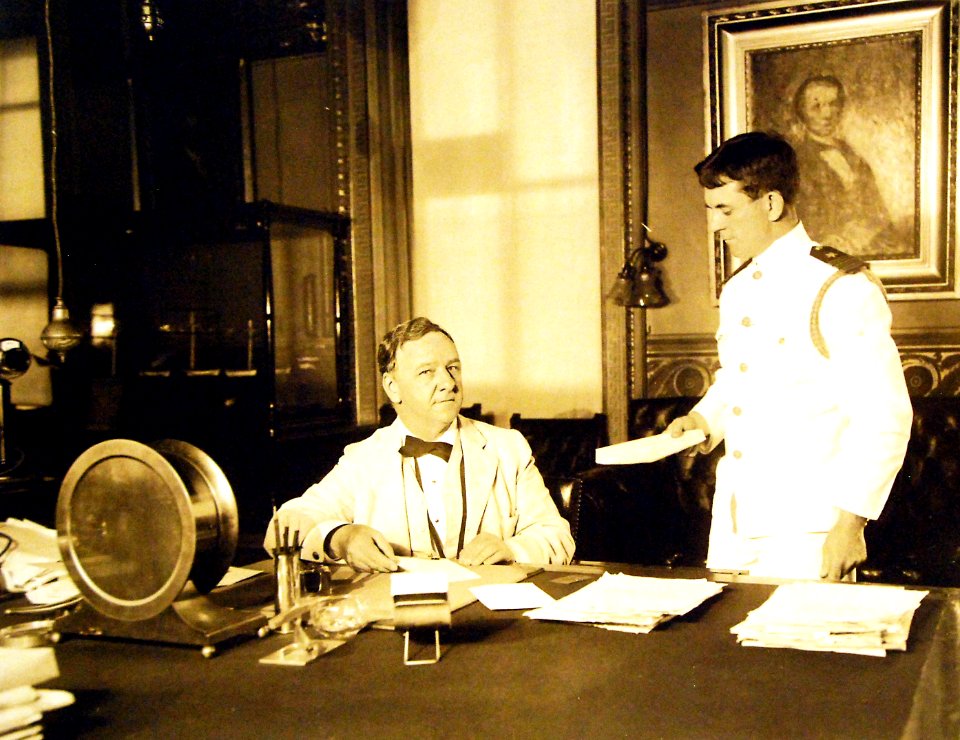 Josephus Daniels, Secretary of the Navy, reviews a document at his desk 1918 (27586201315)