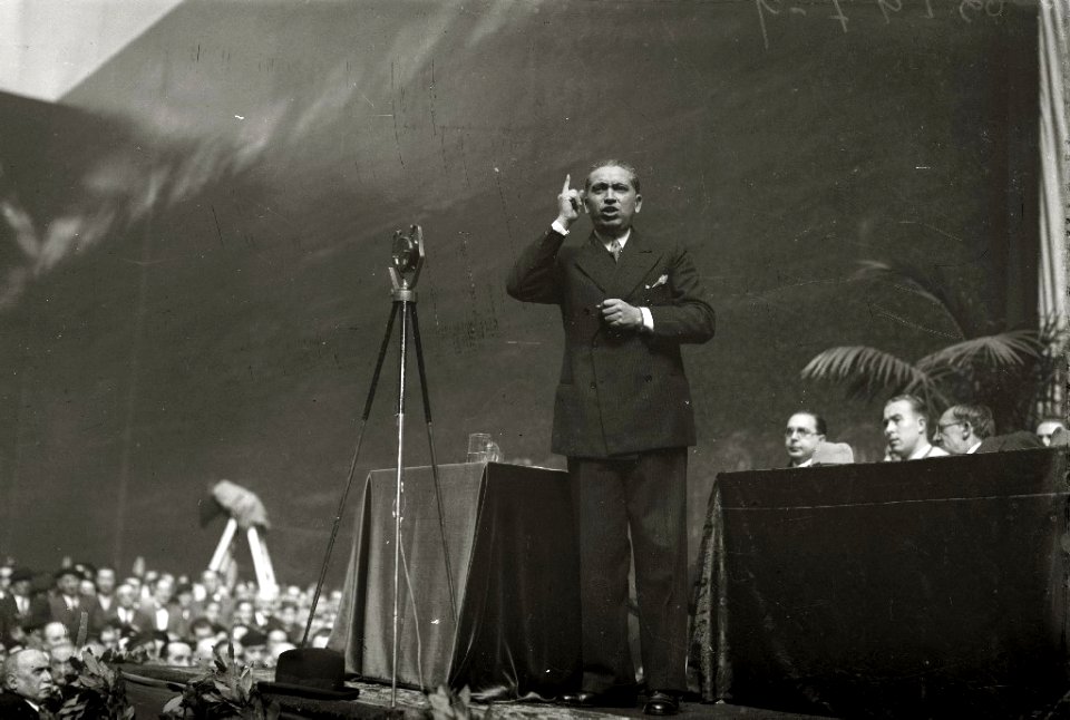 José Calvo Sotelo hablando en un mitin en el frontón Urumea (5 de 5) - Fondo Car-Kutxa Fototeka