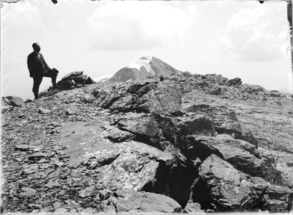 Juli Soler al cim del Cilindro amb el Monte Perdido al fons
