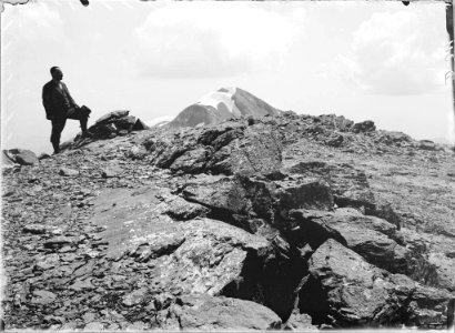 Juli Soler al cim del Cilindro amb el Monte Perdido al fons photo