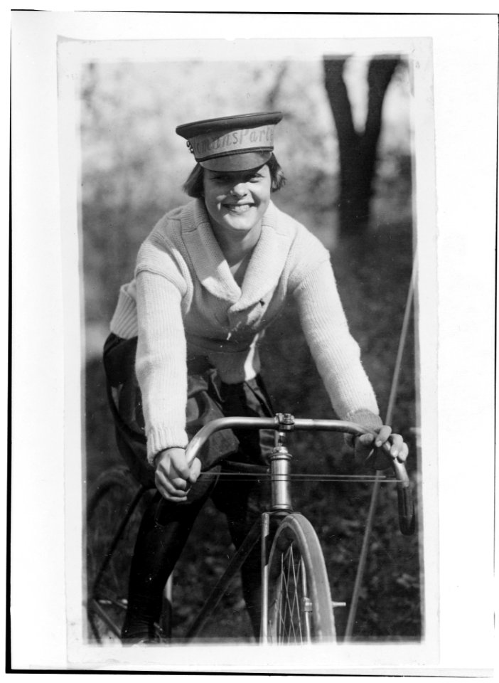 Julia Obear, messenger girl at the National Women's (i.e. Woman's) Party headquarters LCCN92522519