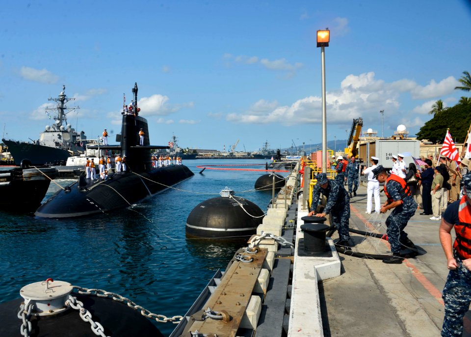 JS Hakuryu arrives in Pearl Harbor 150227-N-DB801-159