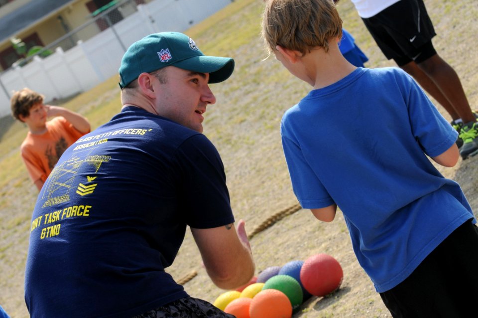 JTF GTMO FCPOA Volunteers for Kids 110406-N-AT101-137