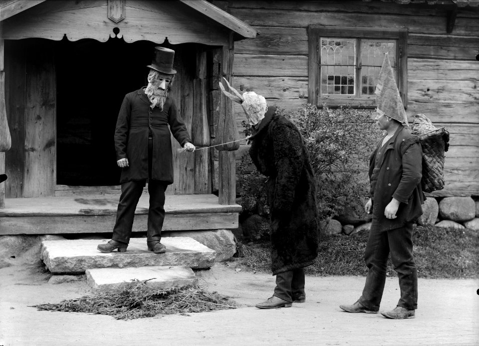 Julbock med sällskap tagen vid Bollnässtugan, Skansen - Nordiska museet - NMA.0048125
