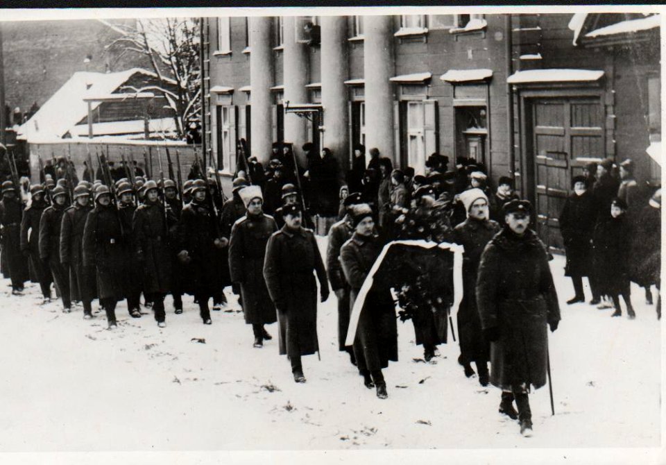 Julius Kuperjanovi matused, ees Karl Einbund (Kaarel Eenpalu). Vene tänav, Tartu, 1919., TM F 1445-1