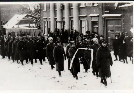 Julius Kuperjanovi matused, ees Karl Einbund (Kaarel Eenpalu). Vene tänav, Tartu, 1919., TM F 1445-1 photo