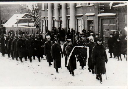 Julius Kuperjanovi matused, ees Karl Einbund (Kaarel Eenpalu). Vene tänav, Tartu, 1919., TM F 1445-1