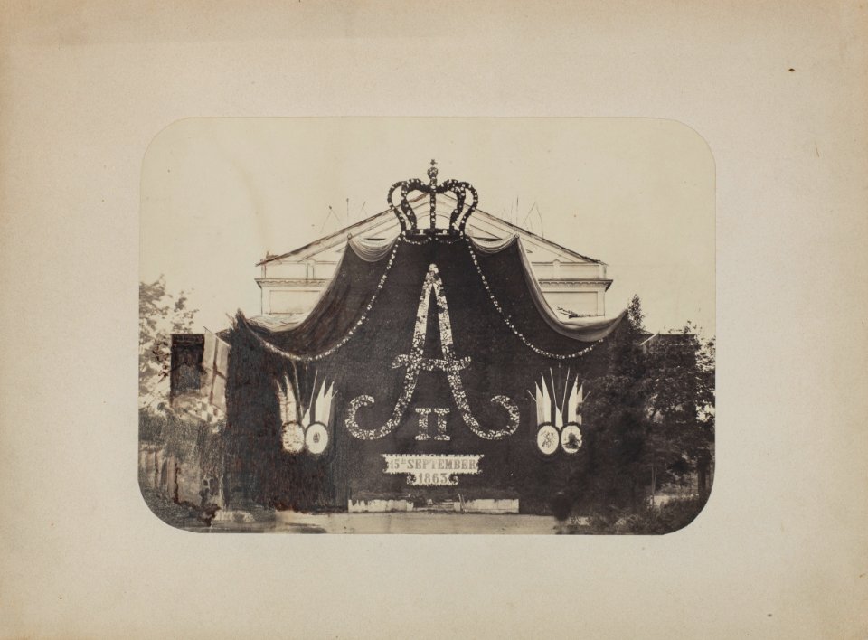 Juhlakoristelua Ruotsalaisen teatterin edustalla Aleksanteri II-n vierailua varten 28. heinäkuuta 1863 - G29604 - hkm.HKMS000005-km003747