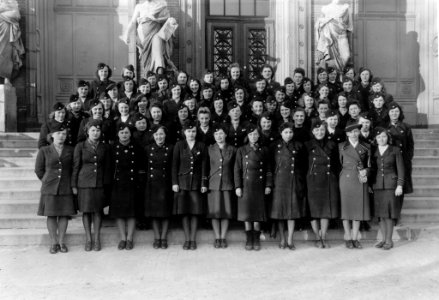 Junge Frauen im Kriegshilfsdienst bei der Kieler Straßenbahn im Winterhalbjahr (Kiel 48.998)