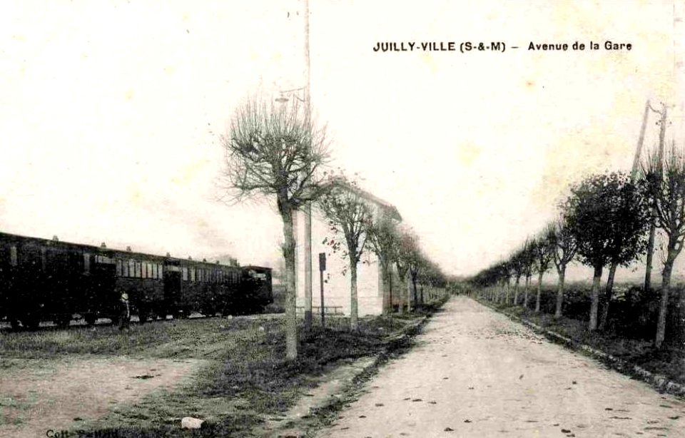 Juilly (77), train du tramway de Meaux à Dammartin en gare