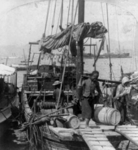 Junk, unloading in Hong Kong - LoC 3b06391u photo