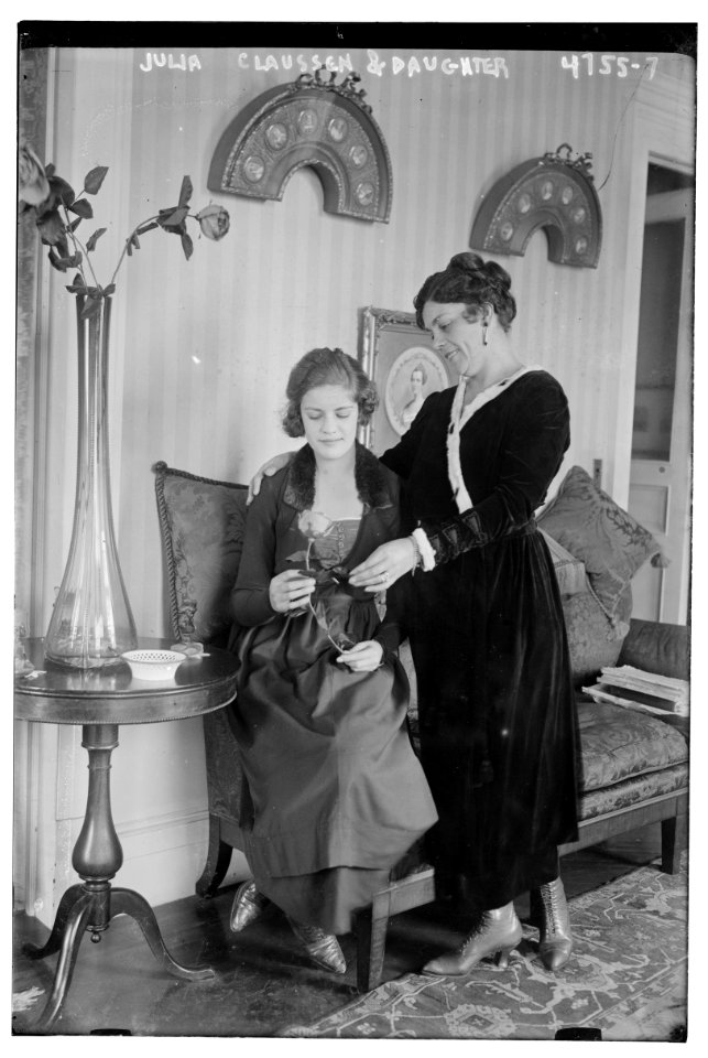 Julia Claussen & daughter LCCN2014707989