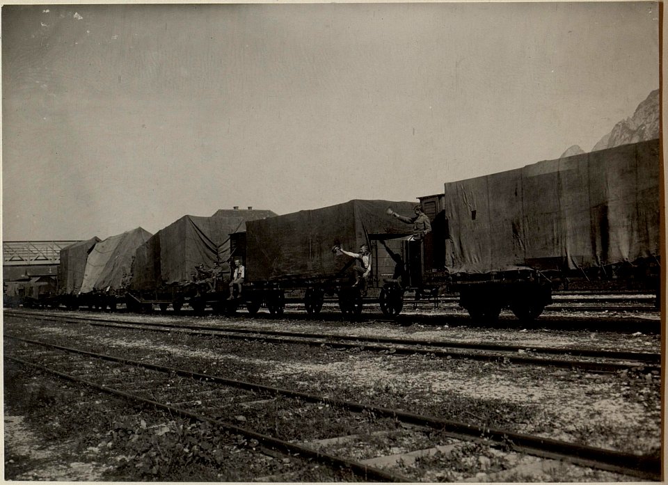 K.H.L.-15, Batterie 3 am Transport. Aufgenommen am 13. August 1916. (BildID 15480041)
