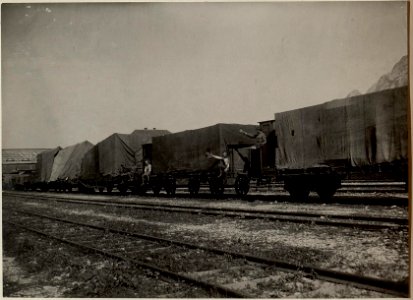 K.H.L.-15, Batterie 3 am Transport. Aufgenommen am 13. August 1916. (BildID 15480041)