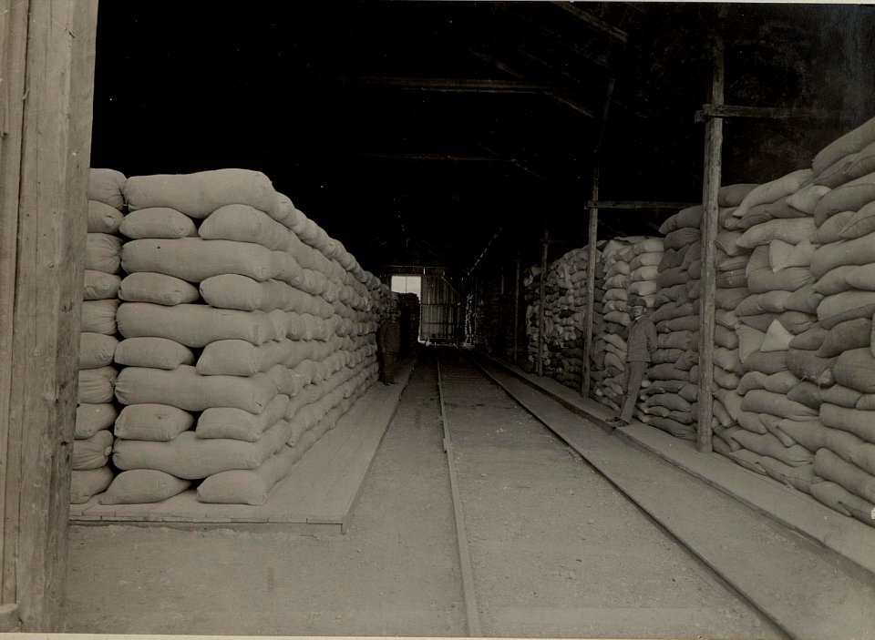 K.u.k. Etappen Verpflegsmagazine in Villach. Inneres einer Verpflegsbaracke am Hauptbahnhof. Aufgenommen am 20. Juli 1916. (BildID 15477604)