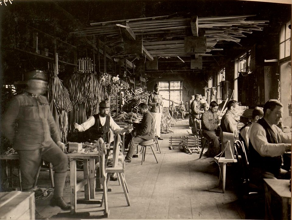 K.u.k. Etappenwerkstätte für alpine Ausrüstung in Klagenfurt. Sattlerei, Riemen, diverse Gurten und Schneereifen. (BildID 15476476)