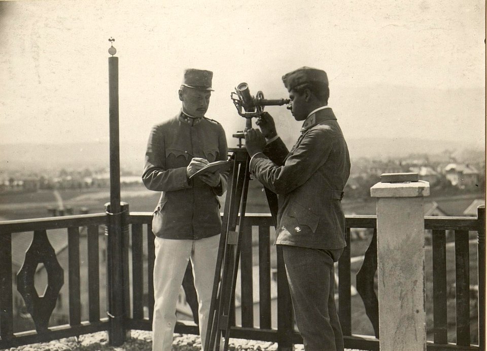 K.u.k. Feldwetterstation Nro.6 des 10. Armeekmdos in Villach. Verfolgung eines hochgelassenen Pilotballons mit den THEODOLITEN. Aufgenommen am 11. Juli 1916. (BildID 15477450)