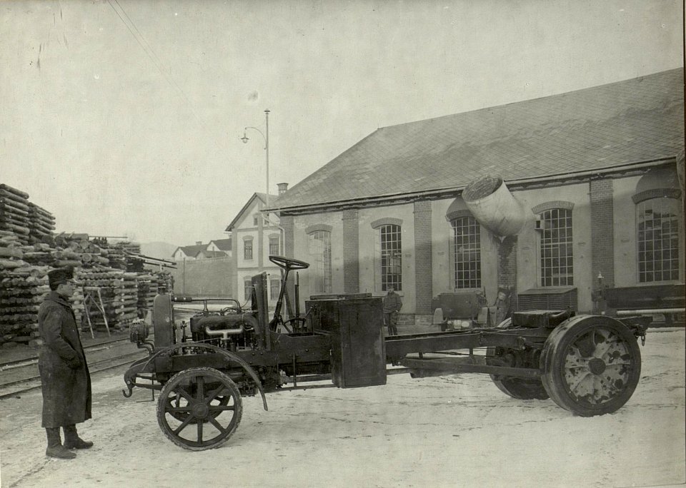 K.u.k. Kraftwagen Werkstätte in der Cellulosefabrik Villach. Fertig reparierte Kraftwagenchassis mit Holzeisen-Hinterrädern (BildID 15468354)