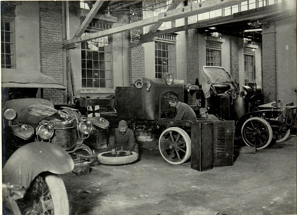 K.u.k. Kraftwagen Werkstätte in der Cellulosefabrik Villach. Montagehalle in dem gedeckten Hof. (BildID 15468305)