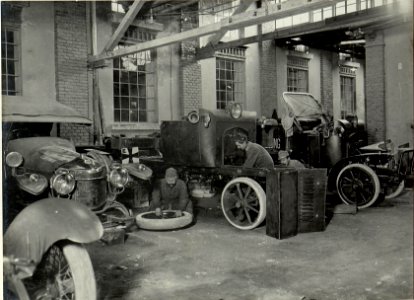 K.u.k. Kraftwagen Werkstätte in der Cellulosefabrik Villach. Montagehalle in dem gedeckten Hof. (BildID 15468305)
