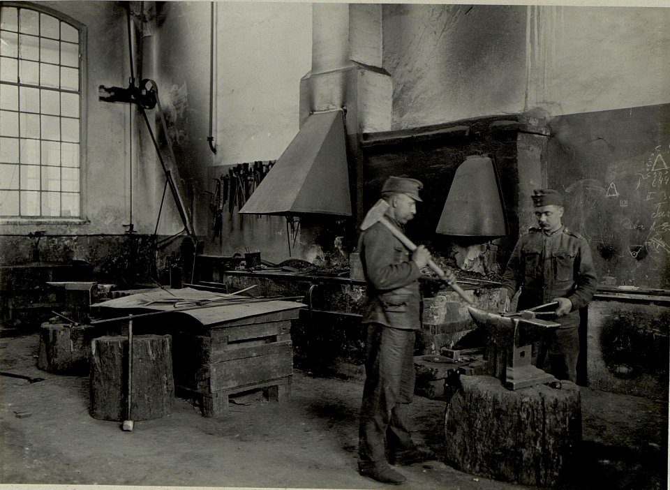 K.u.k. Kraftwagen Werkstätte in der Cellulosefabrik Villach. Schmiede und Härte- Werkstätte. (BildID 15468375)