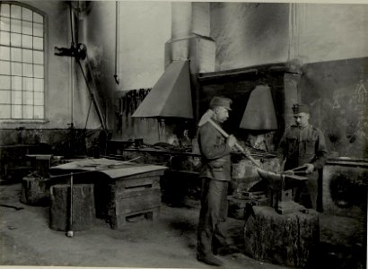 K.u.k. Kraftwagen Werkstätte in der Cellulosefabrik Villach. Schmiede und Härte- Werkstätte. (BildID 15468375)