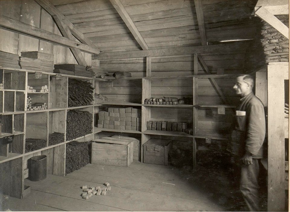 K.u.k. Verpflegs Feldausrüstungs Werkstätte in Villach, Abteilung für Kochkisten, Magazin, aufgenommen am 25.V.1916 (BildID 15473178)