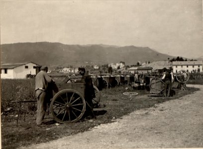 K.u.k. Verpflegs Feldausrüstungs Werkstätte in Villach, reparierte Fahrküchen vor dem Anstrich, aufgenommen am 25. Mai 1916 (BildID 15473122)