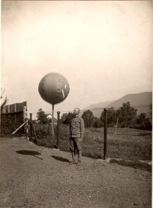 K.u.k. Feldwetterstation Nro.6 des 10. Armeekmdos in Villach. Auflassen eines Pilotballons. Aufgenommen am 11. Juli 1916. (BildID 15477443)
