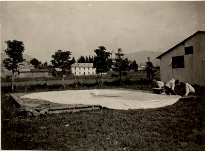 K.u.k. Verpflegsfeldausrüstungswerkstätte in Villach, Imprägnierung von Zelten, aufgenommen am 25.V.1916 (BildID 15473150)