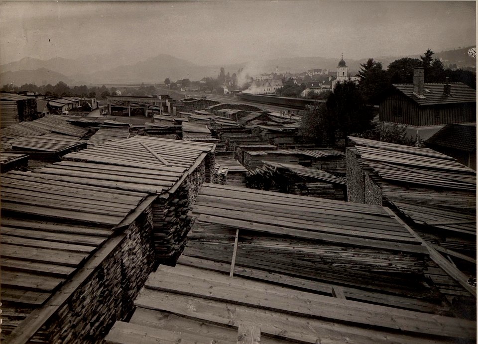K.u.k. Holzlagerkommando in FELDKIRCHEN. Holzlager am Bahnhofe. Aufgenommen am 20. Juli 1916. (BildID 15477520)