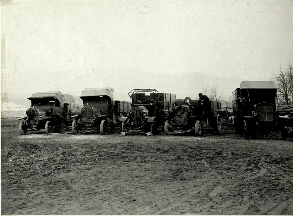 K.u.k. Kraftwagen Werkstätte in der Cellulosefabrik Villach. Eine Kolonne nach beendeter Reparatur auf dem Parkplatze der Werkstätte. (BildID 15468382)
