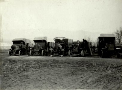 K.u.k. Kraftwagen Werkstätte in der Cellulosefabrik Villach. Eine Kolonne nach beendeter Reparatur auf dem Parkplatze der Werkstätte. (BildID 15468382)