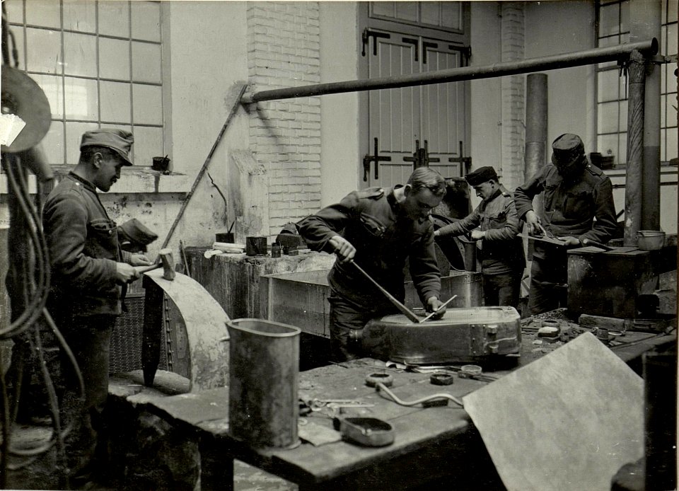 K.u.k. Kraftwagen Werkstätte in der Cellulosefabrik Villach. Kühlerreparatur und Spenglerei. (BildID 15468396)